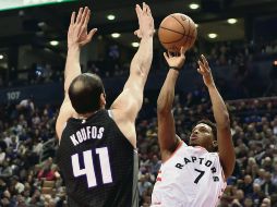 Kyle Lowry (#7) encabezó el ataque de los Raptors al aportar 19 puntos. AP