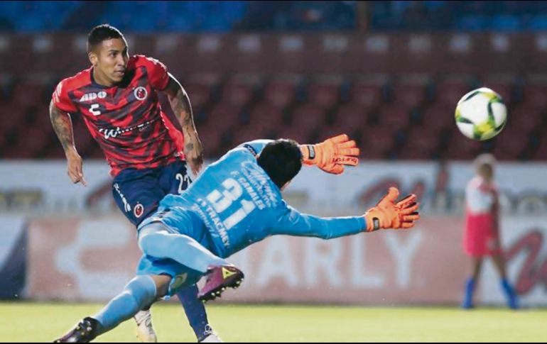 David Chávez vacuna por segunda vez a los Lobos BUAP, para asegurar el triunfo. ESPECIAL