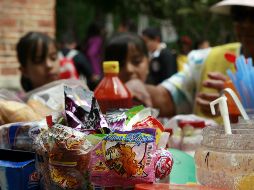 En un estudio se detectó que los niños con problemas de obesidad y sobrepeso prefieren comer dulces, golosinas, fritura y bebidas azucaradas, y no incluyen vegetales y frutas. EL INFORMADOR / ARCHIVO
