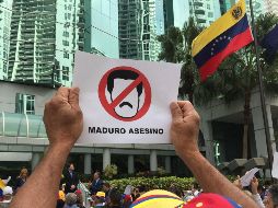 Un hombre sostiene una pancarta en contra de Maduro durante su participación en una manifestación frente a la sede del consulado general de Venezuela en Miami, Florida. EFE  / A. Mengotti