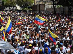 Multitudes de opositores y oficialistas marchan bajo tensión en Venezuela