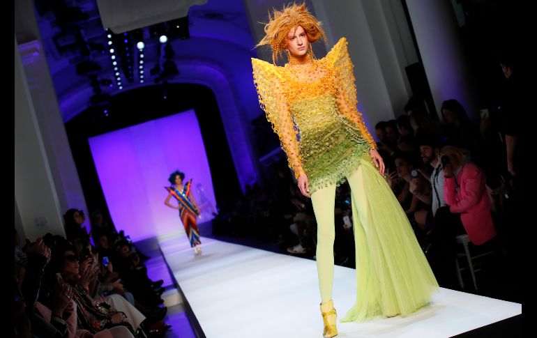 Diseños de la colección primavera-verano de alta costura de Jean-Paul Gaultier se presentan en París, Francia. AP/F. Mori