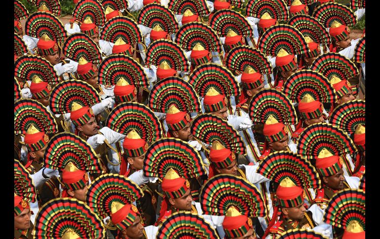 Un grupo marcha en Nueva Delhi, India, en una práctica para el desfile del Día de la República a celebrarse el 26 de enero. AFP/P. Singh