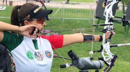 Ochoa, quien había decidido el retiro ante la falta de apoyos, recibió el respaldo de autoridades deportivas de Jalisco para continuar con su trayectoria en la modalidad de arco compuesto. TWITTER / @Linda8a