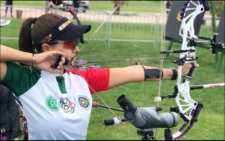 Ochoa, quien había decidido el retiro ante la falta de apoyos, recibió el respaldo de autoridades deportivas de Jalisco para continuar con su trayectoria en la modalidad de arco compuesto. TWITTER / @Linda8a