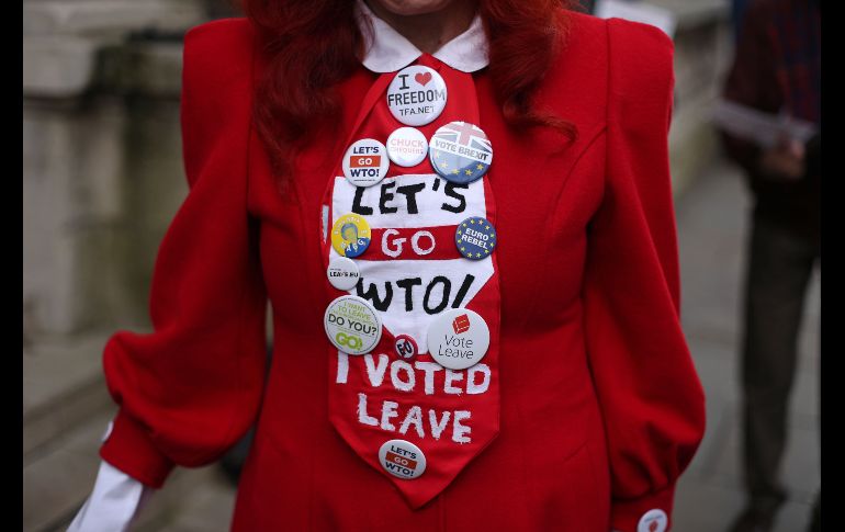 Una manifestante que porta mensajes a favor del 