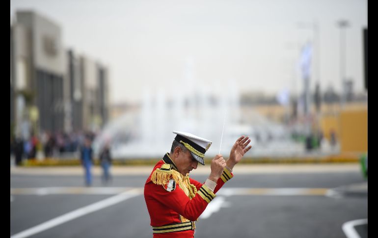 El dirigente de una banda oficial lidera a los músicos en la ceremonia de apertura de la Feria Internacional del Libro en El Cairo, Egipto. AFP/M. El-Shahed