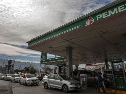 Al usar tarjetas de crédito se tendría un registro de la comercialización del combustible y, como resultado, se podría rastrear a los huachicoleros, asegura el periodista. AFP/J. Aguilar