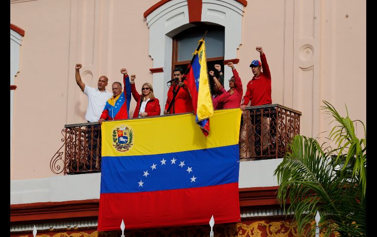 Nicolás Maduro apareció junto a su esposa desde el palacio presidencial y anunció la ruptura de relaciones diplomáticas entre Venezuela y Estados Unidos, luego de que el presidente Donald Trump reconociera a Guaidó  como mandatario encargado.