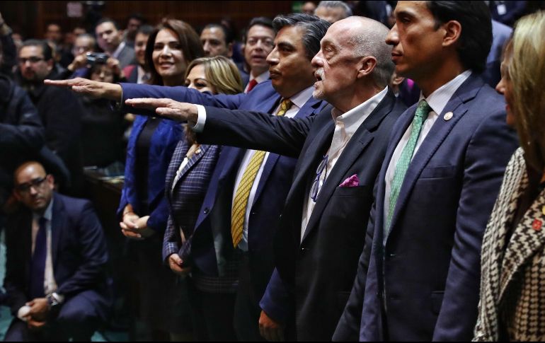 Los economistas Gerardo Esquivel Hernández (corbata amarilla), y Jonathan Heath Constable (pañuelo rosa), durante la ceremonia. SUN/D. Sánchez