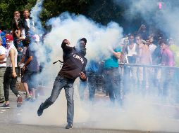 Miembros de la Policía Nacional Bolivariana lanzan gases lacrimógenos y perdigones contra manifestantes. EFE/C. Hernández