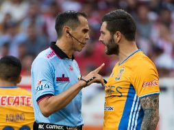 Santander (I) no marcó un penalti que pudo haber cambiado el rumbo de la Final entre Chivas y la UANL. MEXSPORT/ARCHIVO