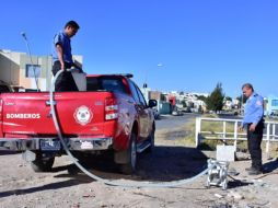Los bomberos lograron extraer más de 150 litros de líquido del subsuelo, aunque solamente el 10 por ciento del mismo es combustible. ESPECIAL