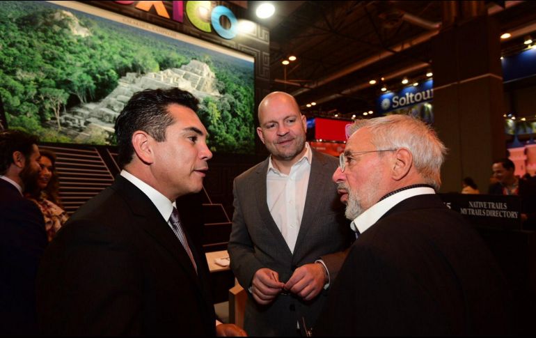 El gobernador de Campeche, Alejandro Moreno Cárdenas (izquierda), inauguró el pabellón de México en la Fitur. NOTIMEX