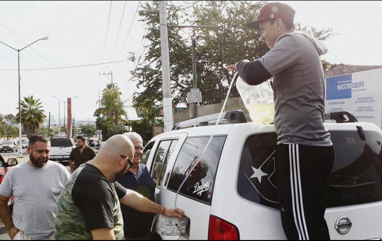 A pesar de que se informó que se inhibiría la venta de hidrocarburo en recipientes como bidones, esta práctica peligrosa persiste en la metrópoli. EL INFORMADOR/A. Camacho