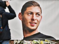 En Francia y otros puntos del mundo se han montado ofrendas en las que la gente desea que Emiliano Sala, ex jugador del Nantes, aparezca con vida. AFP