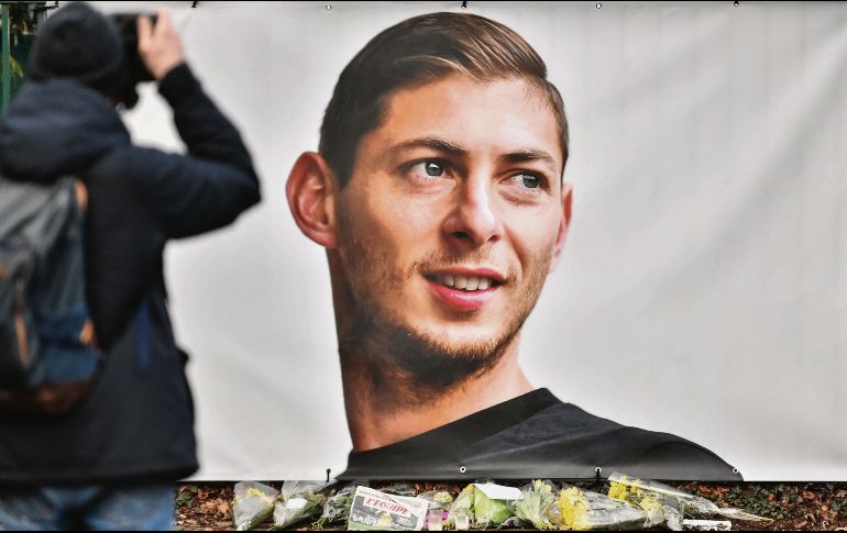En Francia y otros puntos del mundo se han montado ofrendas en las que la gente desea que Emiliano Sala, ex jugador del Nantes, aparezca con vida. AFP