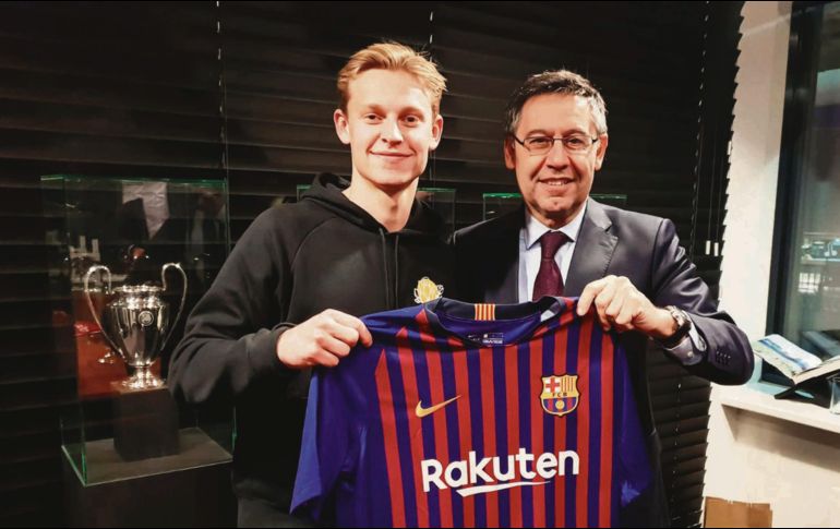De Jong recibió la visita de Josep María Bartomeu, presidente del Barcelona. EFE