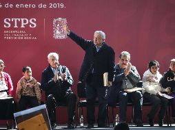 López Obrador habla ante sus seguidores en el patio de la escuela Carlos I. Betancour, donde se desarrolló el evento. SUN/J. Reyes
