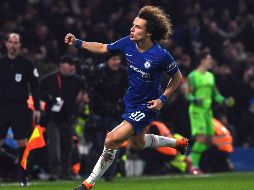 El defensor de Chelsea David Luiz celebra tras anotar el penalti que decide el partido. EFE/F. Arizzabalaga