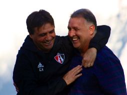 Martino (D) conversó con Guillermo Hoyos (I), técnico de Atlas. TWITTER/@atlsfc