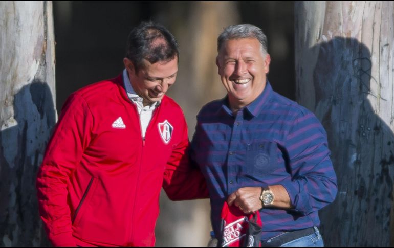 “Tata” Martino señaló que la visita al recinto rojinegro “fue un poco intercambiar conceptos”. MEXSPORT / C. de Marchena