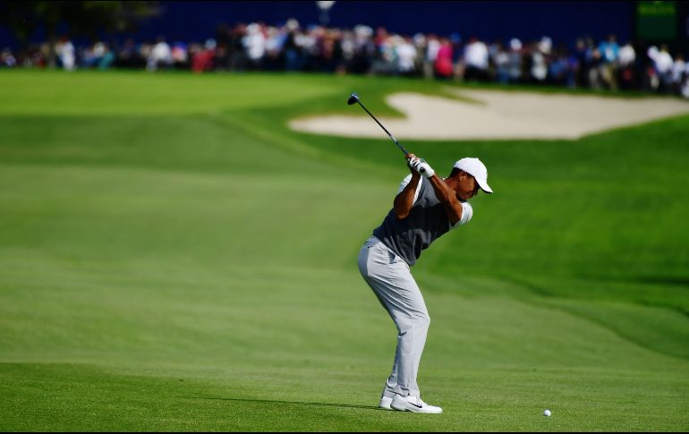 Woods (foto) firmó tarjeta de 70 golpes, dos bajo par, en el torneo que lidera Jon Rahm, con 62 golpes. AFP / D. Miralle