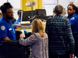 Los empleados de los aeropuertos comienzan a resentir la falta de pago. AFP/A. Caballero-Reynolds