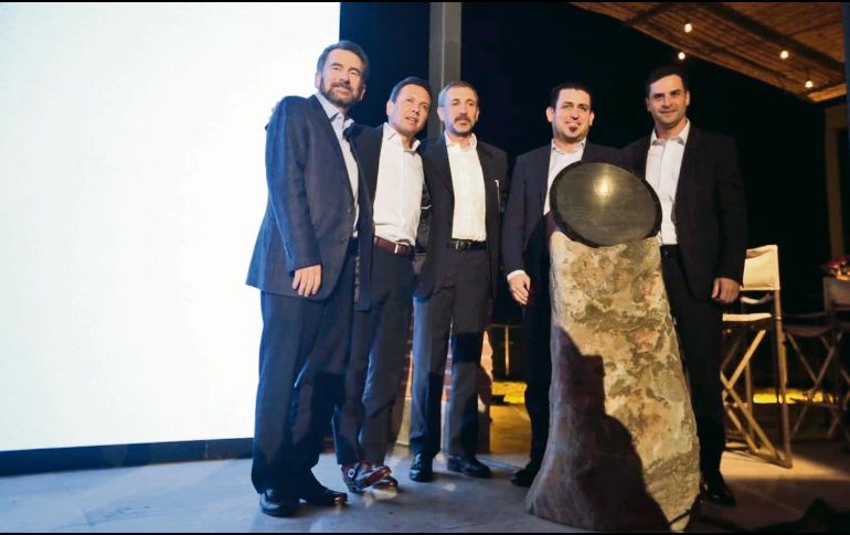 Empresarios y autoridades durante el anuncio del arranque de la obra. EL INFORMADOR/F. Atilano