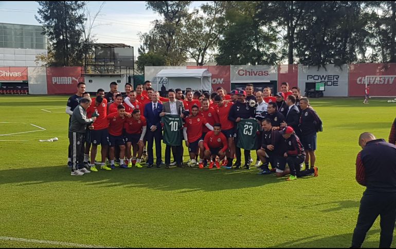 El cuadro del Rebaño se tomó una fotografía con el estratega nacional tras su visita al entrenamiento de este viernes. EL INFORMADOR / A. Ramírez