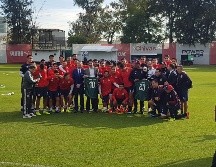 El cuadro del Rebaño se tomó una fotografía con el estratega nacional tras su visita al entrenamiento de este viernes. EL INFORMADOR / A. Ramírez