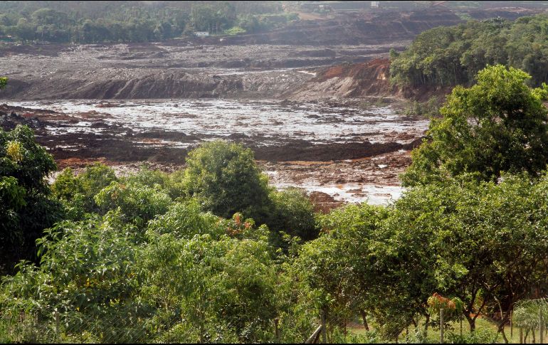 Vista del desastre causado por la rotura de una represa que contenía residuos minerales de la compañía Vale este viernes en el barrio Casa Blanca. EFE/P. Fonseca
