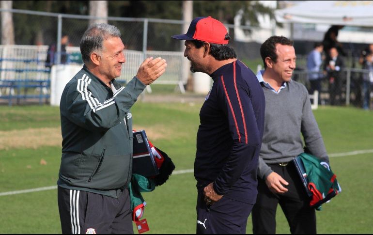 El capitán del Guadalajara, Jair Pereira, da la bienvenida a Martino. TWITTER/@Chivas