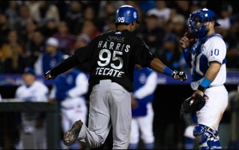 Alonzo Harris corre hacia home después de pegar el jonrón que sentenció el juego a favor de Jalisco. TWITTER/@charrosbeisbol