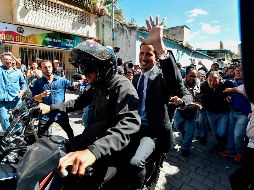 Juan Guaidó se retira de la plaza Bolívar después de un mítin. AFP/L. Robayo