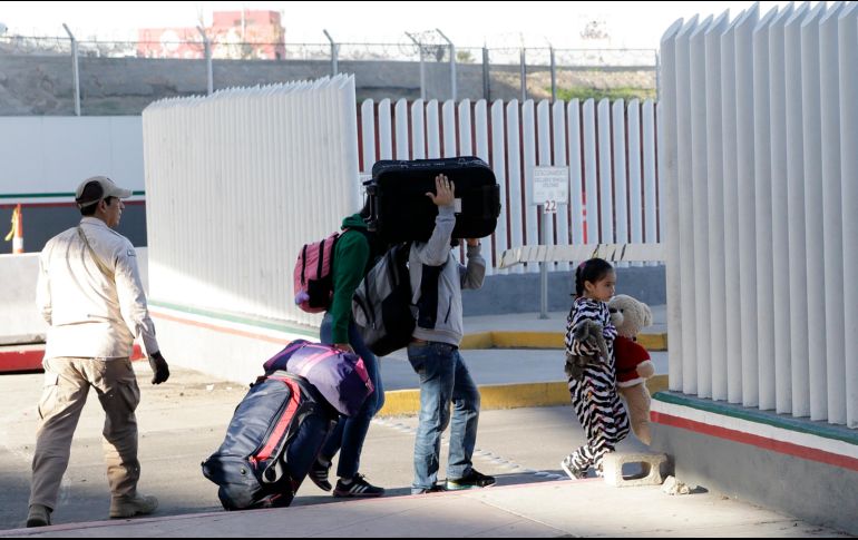 Las deportaciones iniciarán por la garita de San Ysidro, Tijuana, y proseguirán en los demás puertos de entrada. AP/G. Bull