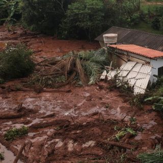 Van 34 muertos por colapso de dique en Brasil