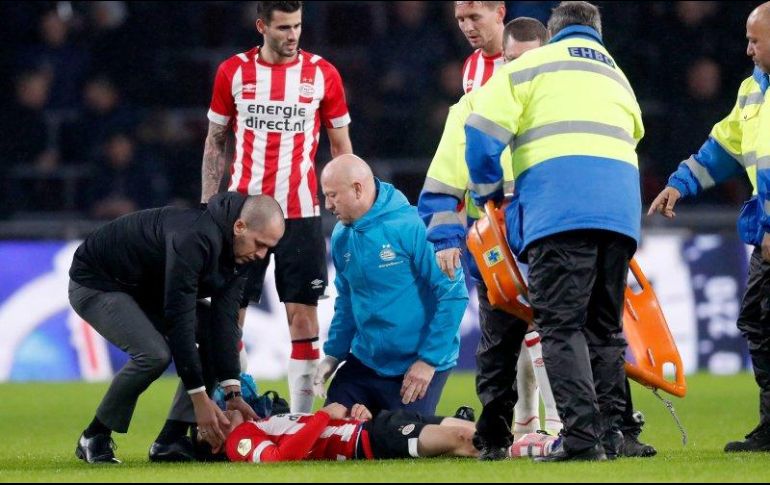 Lozano abandonó el campo en camilla en los últimos minutos del primer tiempo. TWITTER/@PSV
