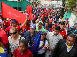 Simpatizantes del presidente de Venezuela, Nicolás Maduro, participan en una manifestación en apoyo al gobierno este sábado. EFE/C. Hernández