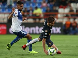 El jugador de Pachuca Franco Jara (i), pelea por el balón con Pablo Jáquez (d), de Pumas. EFE/D. Martínez