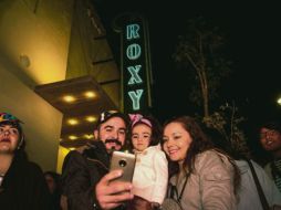 Público de todo tipo fue testigo del nuevo brillo que la mítica Sala Roxy y su emblemático letrero luminoso de luces neón restaurado por Karla Jáuregui y Fundación Taller Ciudad. EL INFORMADOR / A. García.