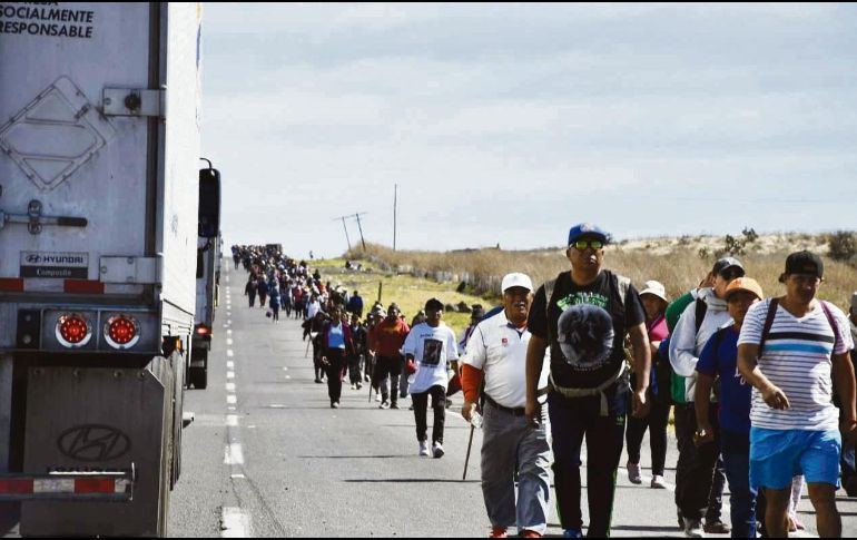 Los feligreses, empujados por la fe, en su visita a la Virgen de la Candelaria. ESPECIAL