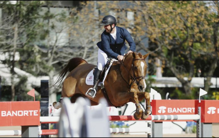 A lomos de “Big Red”, Salvador Oñate se impuso en la prueba esteler de ayer en el Guadalajara Country Club.  EL INFORMADOR / F. Atilano