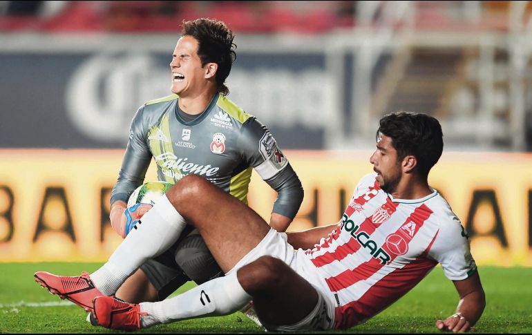 Sebastián Sosa se queja de la entrada de Eduardo Herrera. MEXSPORT