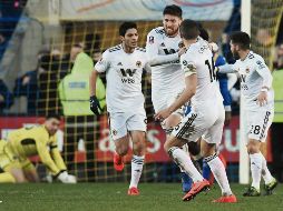 Raúl Jiménez y Matt Doherty, primero y segundo a la izquierda, anotaron por el Wolverhampton. AFP