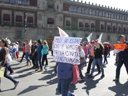 Ciudadanos portaban pancartas en las que exigían 