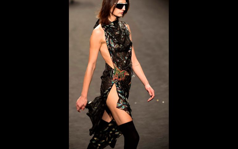 Una modelo desfila en la presentación de la colección otoño-invierno de Custo Barcelona, en la Semana de la Moda Mercedes Benz en Madrid. AFP/G. Bouys