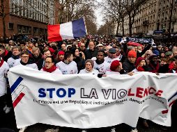 Según cifras oficiales, más de 10 mil personas protestaron en forma pacífica. EFE/E. Laurent