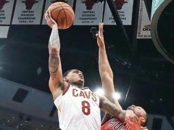 Jordan Clarkson (#8) encabezó el ataque de los Cavs, que llegaron a 10 triunfos. AFP / J. Daniel