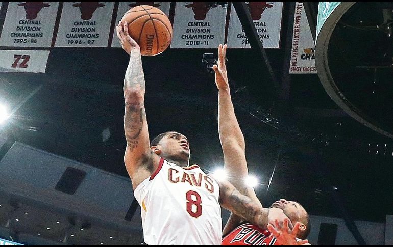 Jordan Clarkson (#8) encabezó el ataque de los Cavs, que llegaron a 10 triunfos. AFP / J. Daniel